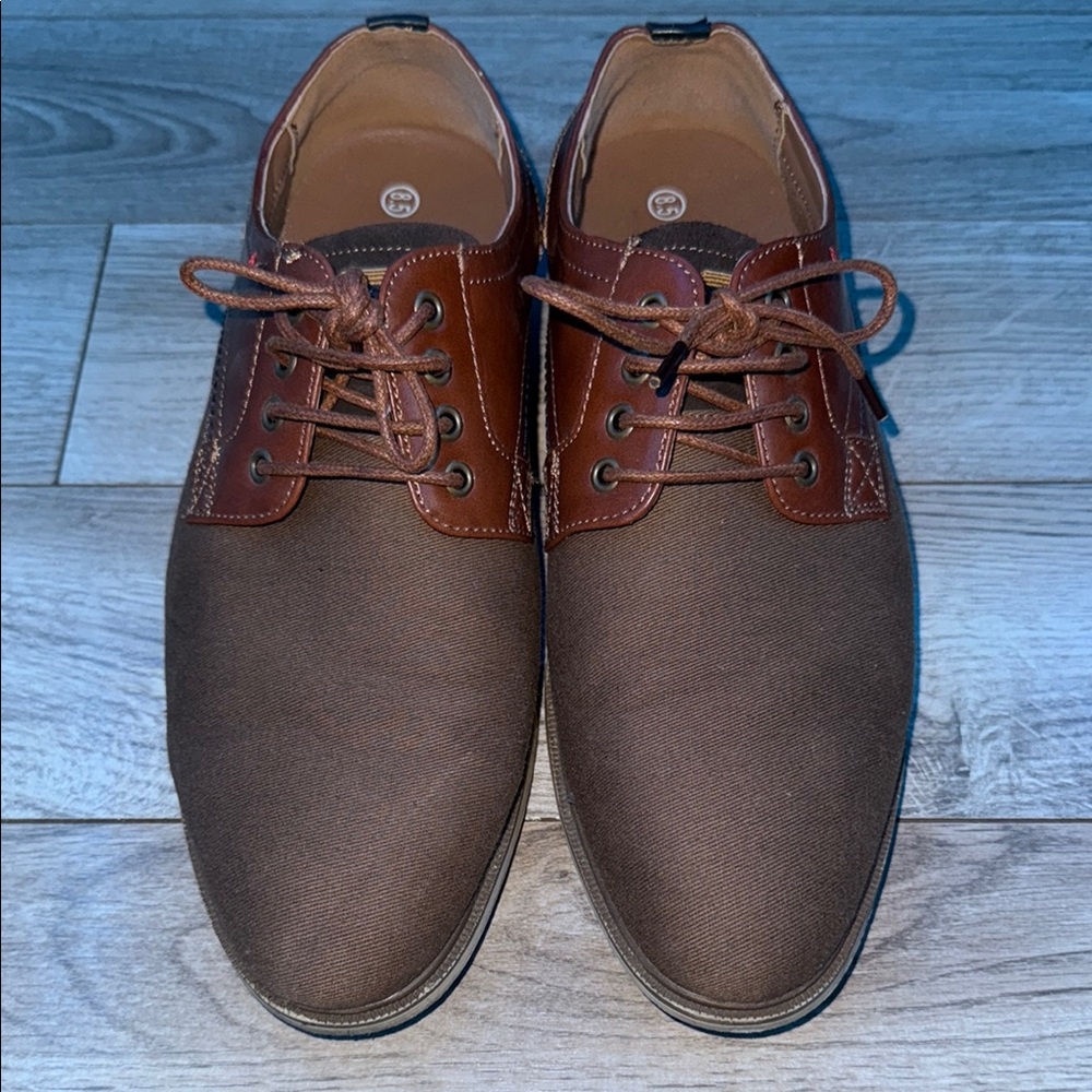Brown Minimalist Oxford Shoes with Lace-Up Design